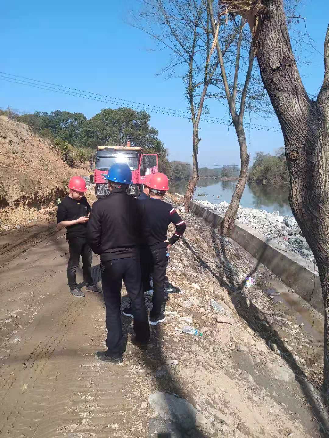 安?？h水利局檢查組等領(lǐng)導在瀘水河4標段進行安全檢查