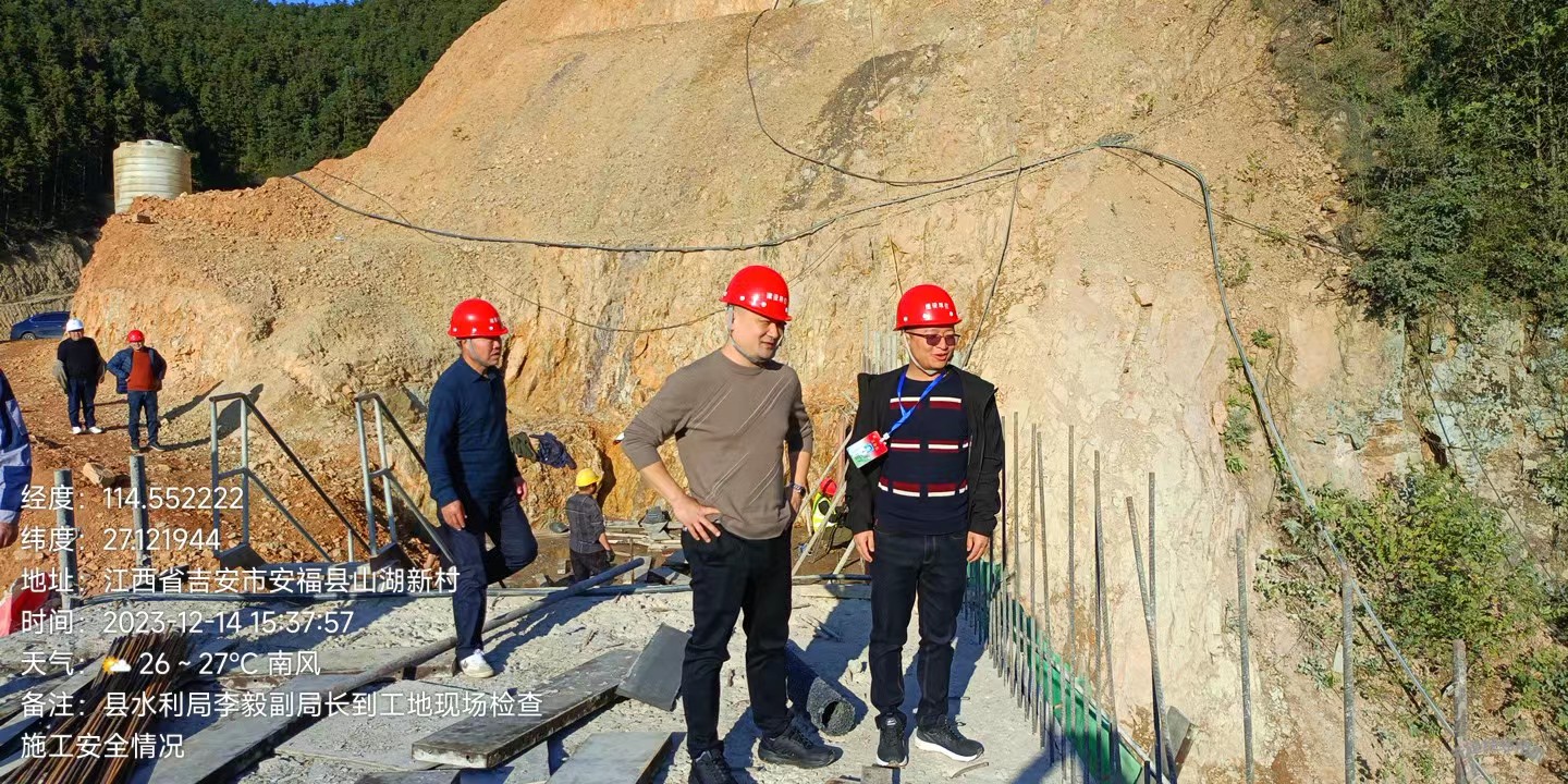 安?？h水利局安全檢查組成員在神口水庫進行檢查